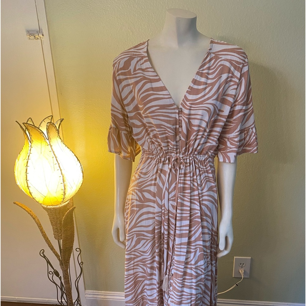 “New Arrivals” Women’s maxi dress In Size 8 has never been worn in white&brown